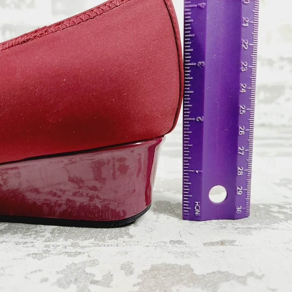 Bandolino Red Textile Slip On Gold Hardware Detail Wedge Heels E881